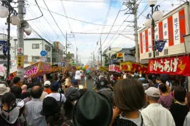 祭りでにぎわう街