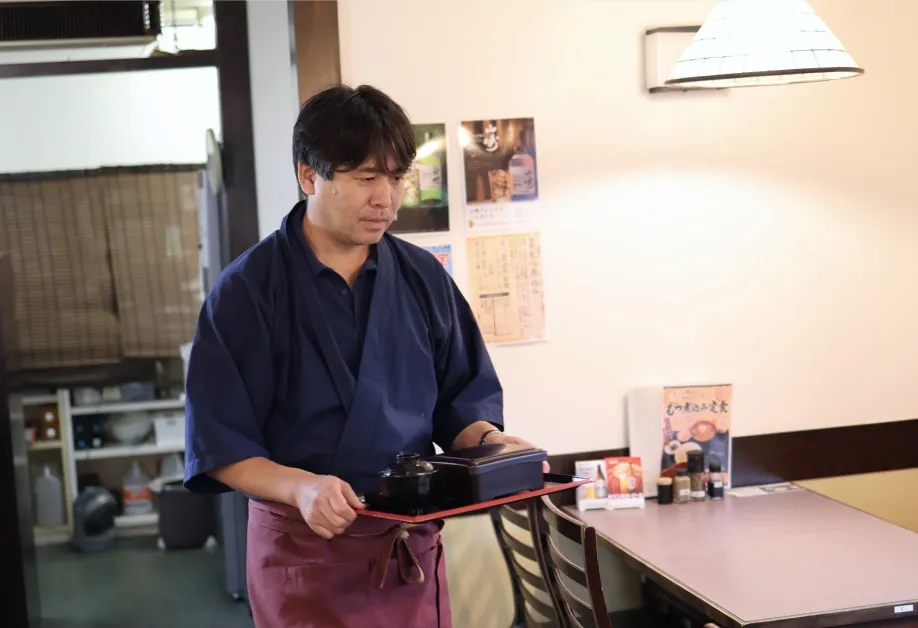 店内で話す飲食店の店主