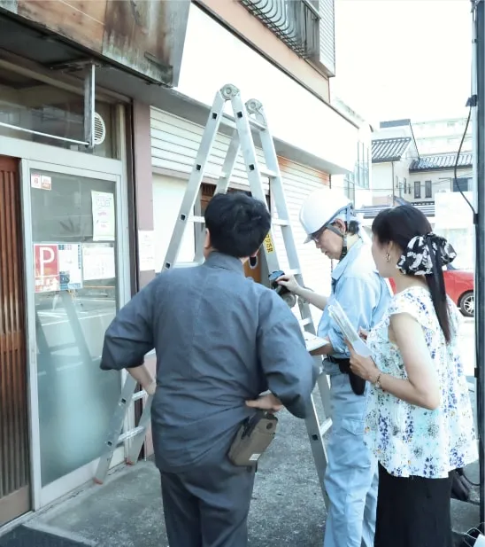 看板を取り付ける様子