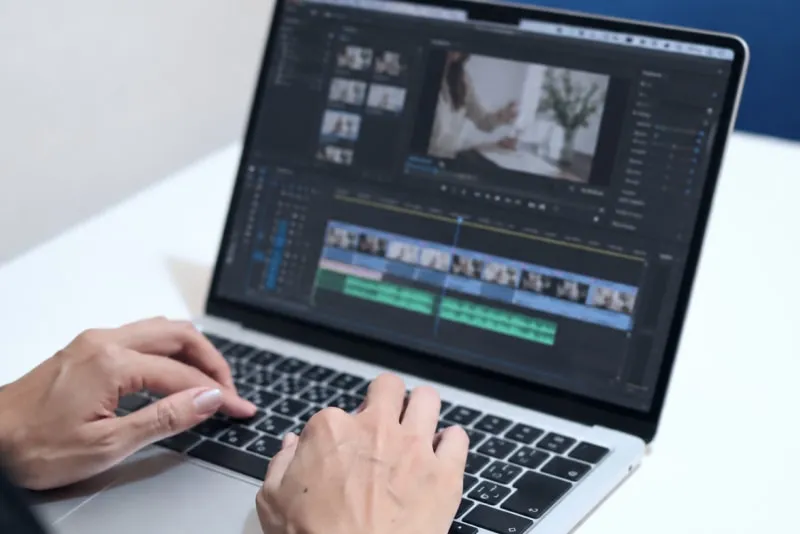 ノートパソコンで動画を編集する手元