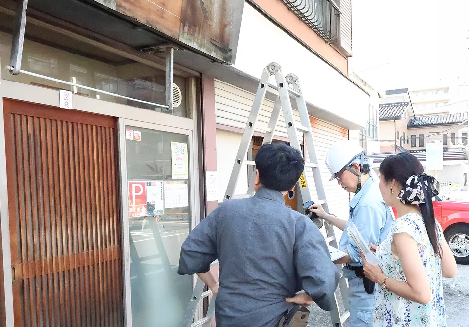 鴻巣の商店街で打ち合わせをする様子
