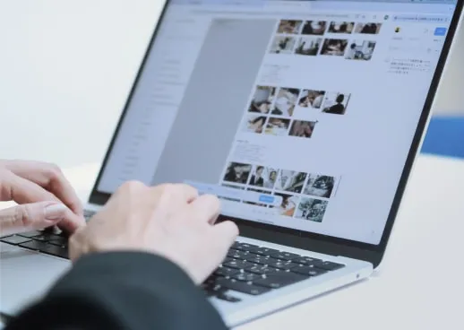写真が並んだノートPCの画面